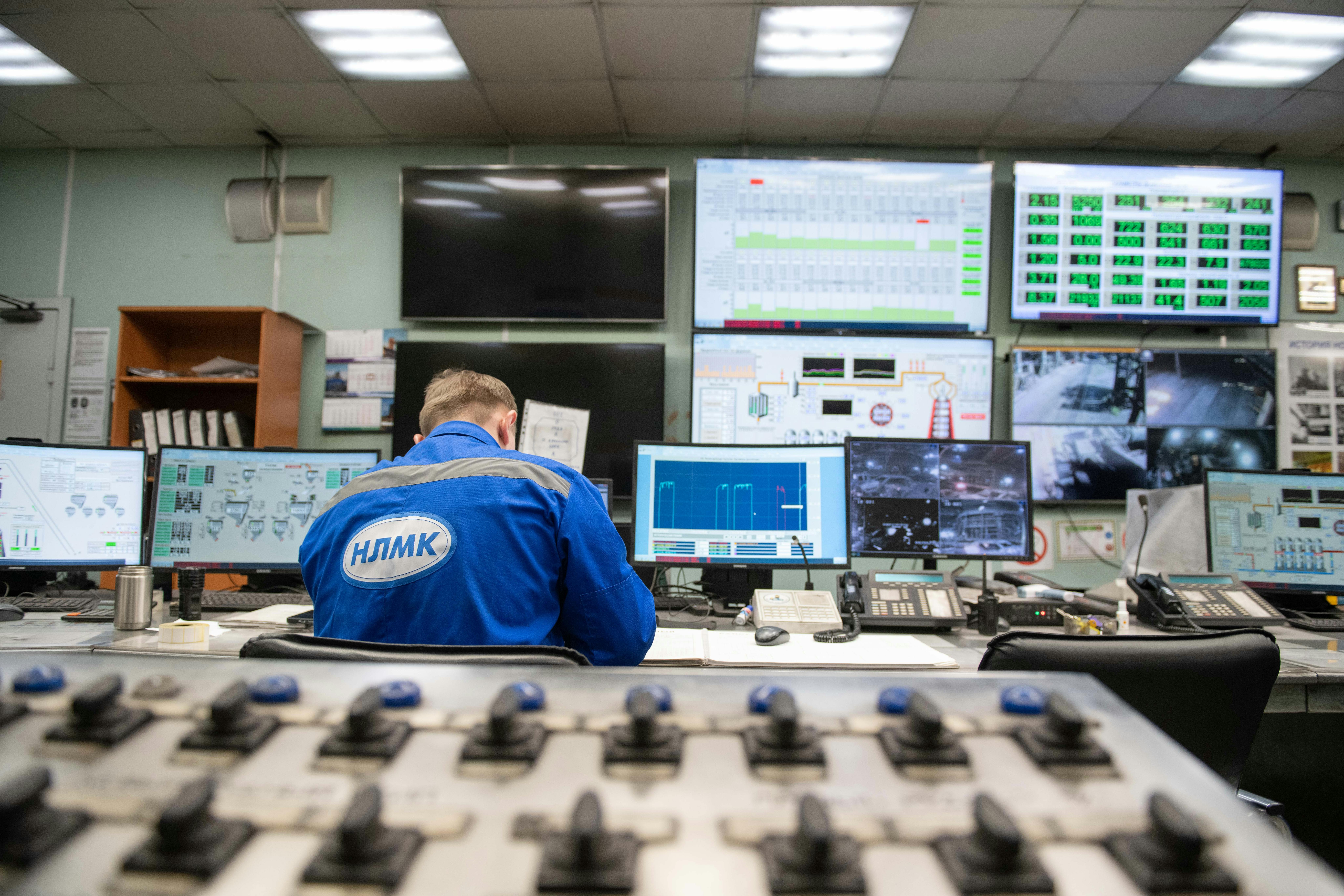 Сотрудник на заводе НЛМК